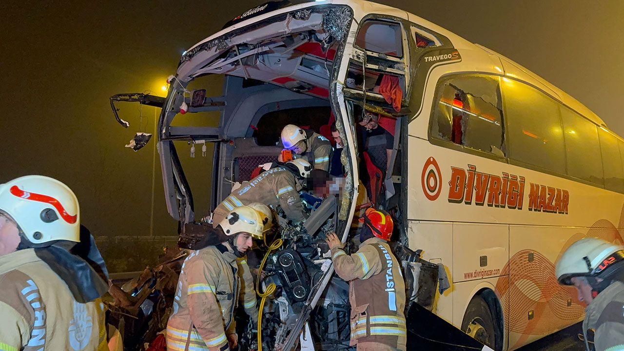 İstanbul'da yolcu otobüsü TIR'la çarpıştı! Ortalık kıyamet yerine döndü! Çok sayıda yaralı var...