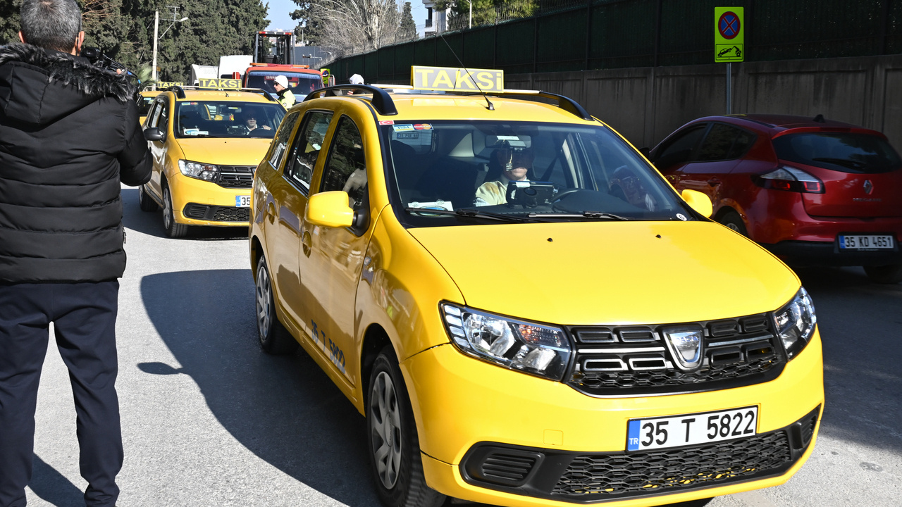 İzmir'de acı konvoy! Vahşice katledilen taksiciyi arkadaşları yalnız bırakmadı