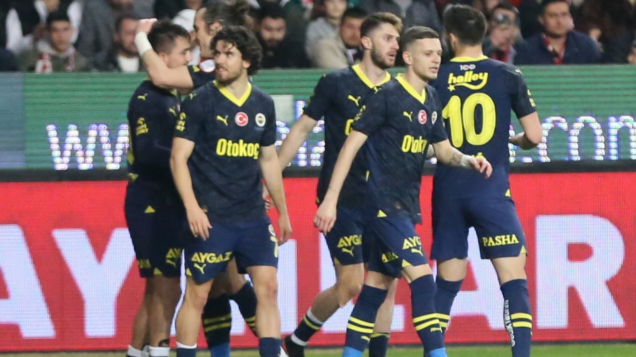 Fenerbahçe deplasmanda Antalyaspor'u 2-0 mağlup etti