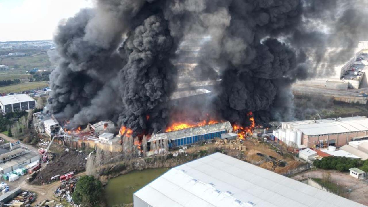 Kocaeli'de yangın paniği! Kimyasal fabrikası alev alev yandı, dumanlar gökyüzünü kapladı