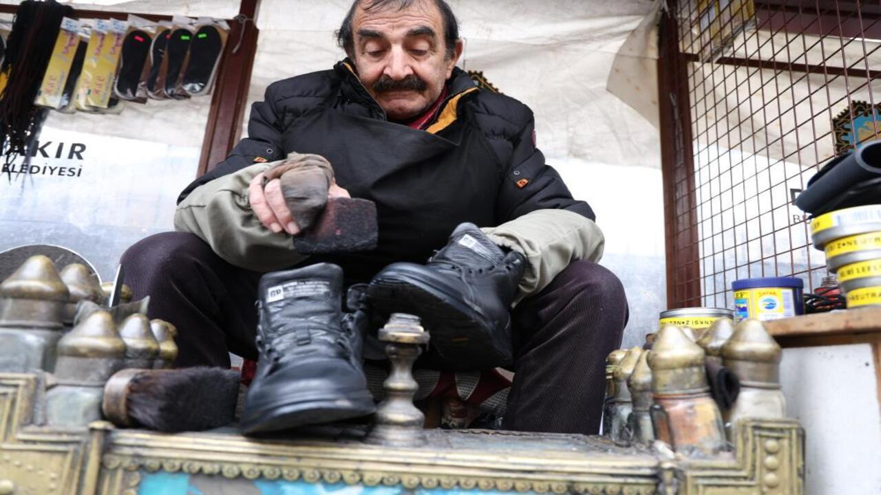 Diyarbakır’da 73 yaşındaki adam 46 yıldır aynı yerde ayakkabı boyuyor
