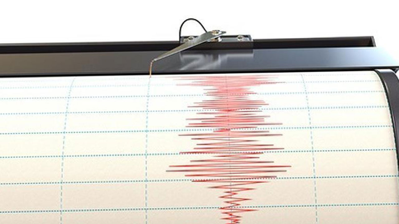 İzmir gece yarısı sallandı! Panik yaratan deprem