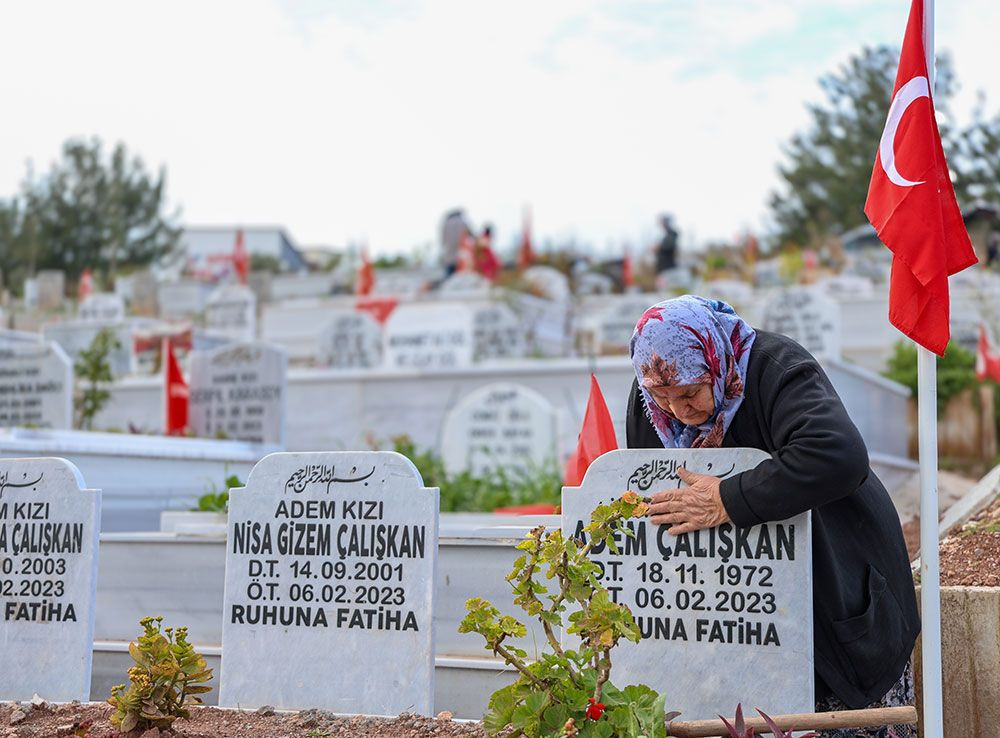 11 yavrusunu depremde kaybetti! Her gün mezar taşlarını okşayarak teselli arıyor
