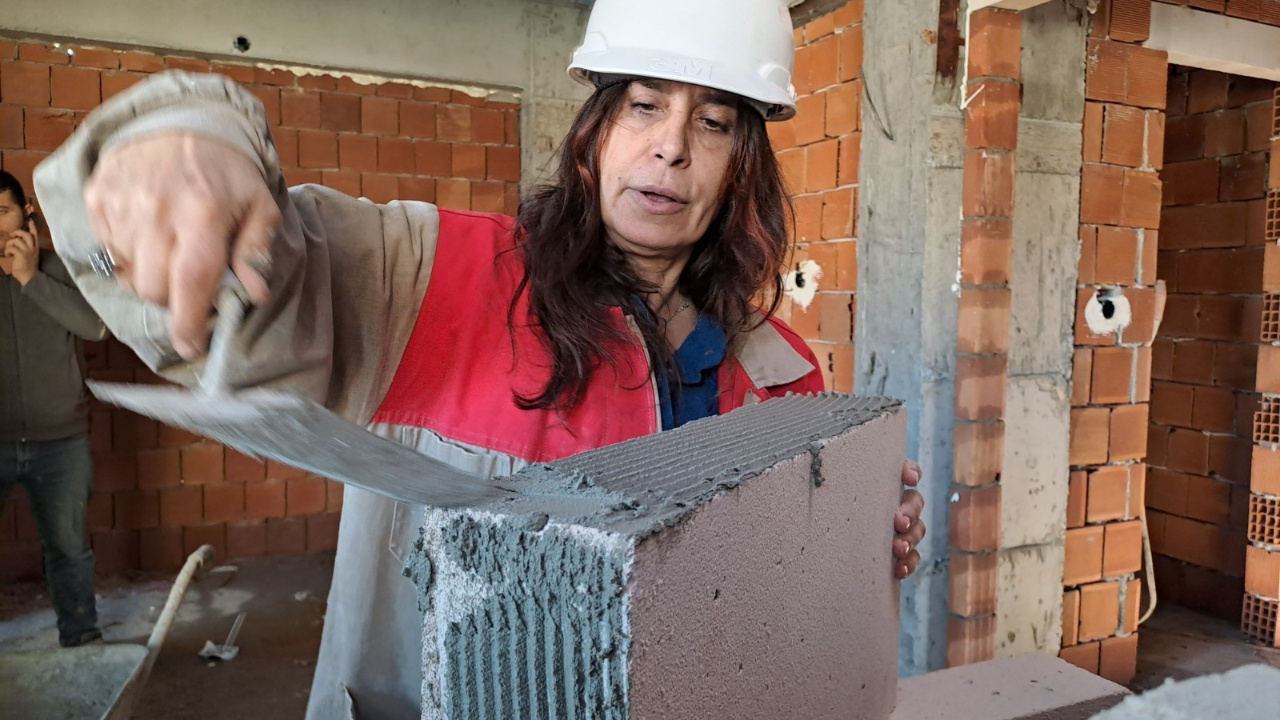 Usta bulamayan kadın müteahhit inşaatta kendi çalışıyor