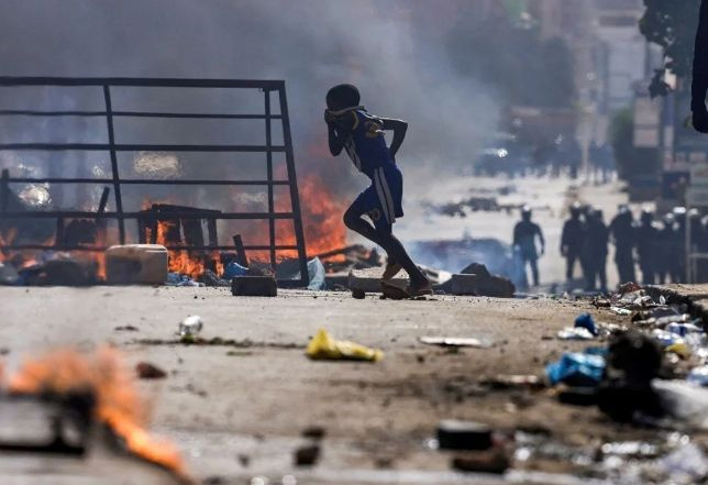 Senegal'de seçimler ertelendi, sokaklar karıştı