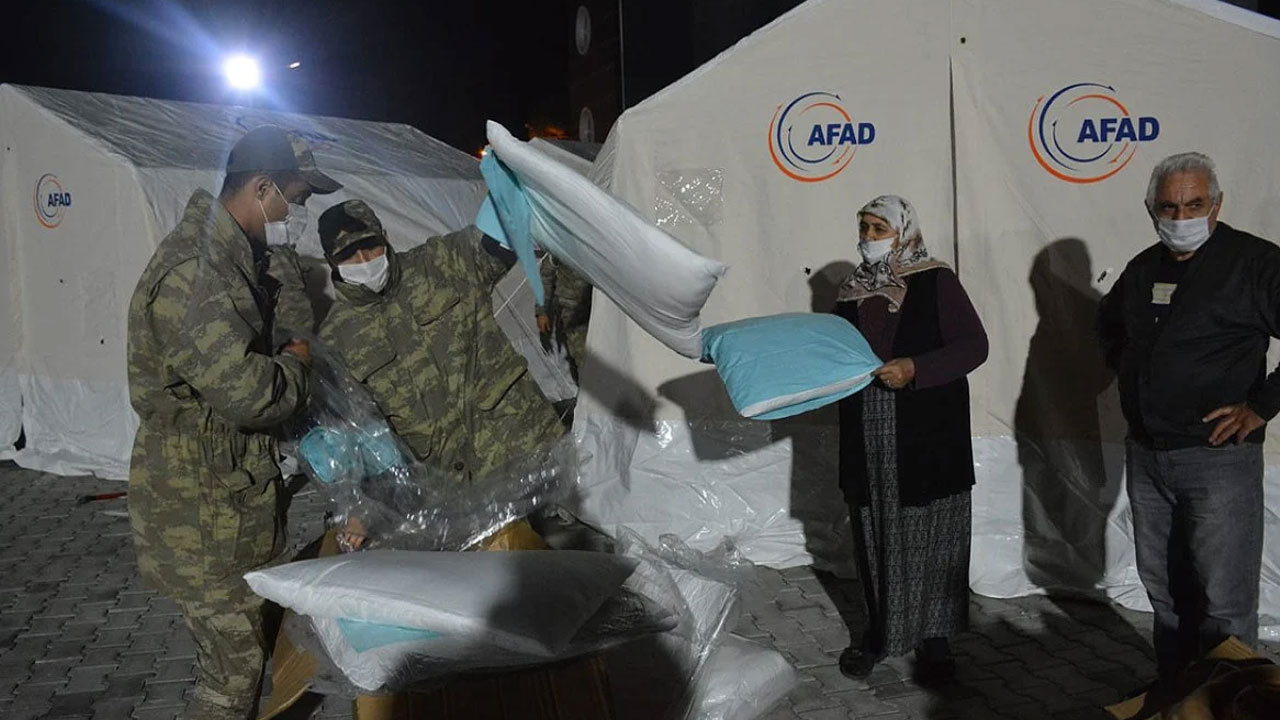 6 Şubat gecesi Mehmetçik, deprem bölgesinde "hayat koridoru" kurdu