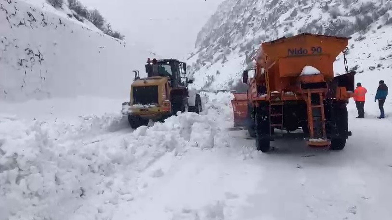 Erzurum-Rize karayoluna çığ düştü