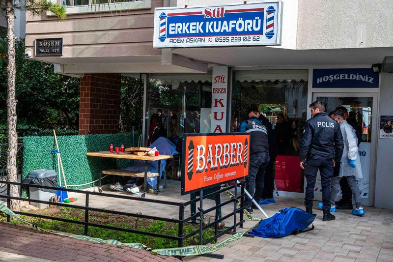 Antalya'da kendisine ait kuaför dükkânının önündeki sandalyede ölü bulundu