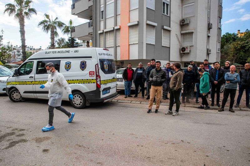 Antalya'da kendisine ait kuaför dükkânının önündeki sandalyede ölü bulundu