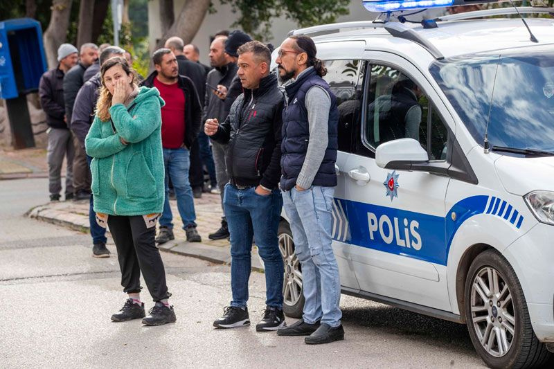 Antalya'da kendisine ait kuaför dükkânının önündeki sandalyede ölü bulundu