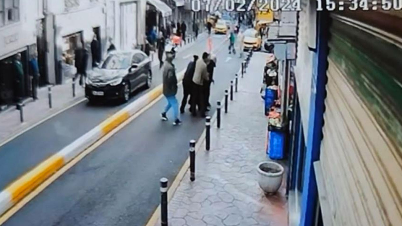Beyoğlu'nda park yeri kavgası can aldı kafa atıp kurşun yağdırdı olay anı kamerada