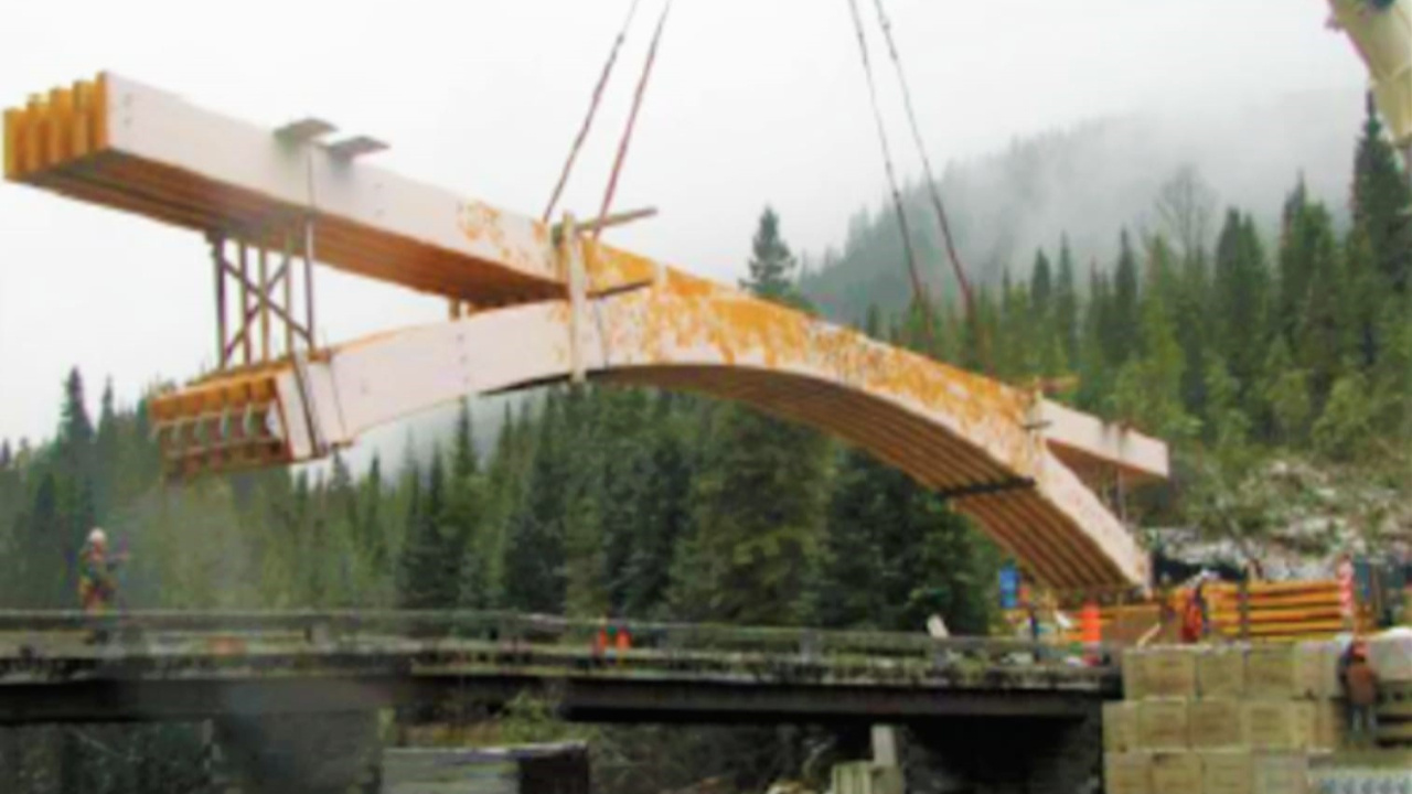 Sel felaketinde ağır hasar alan köprünün yerine ahşap köprü yapıldı