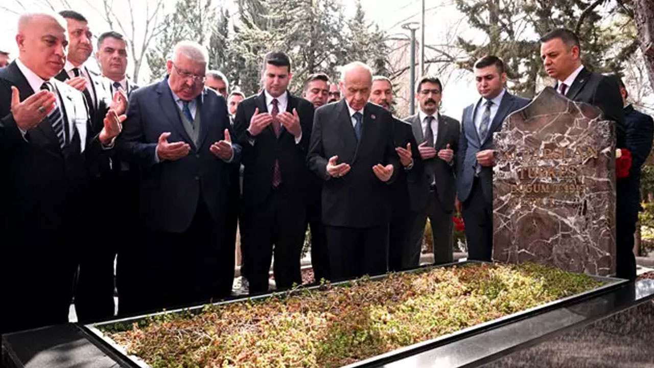 MHP lideri Bahçeli, Alparslan Türkeş’in kabrini ziyaret etti