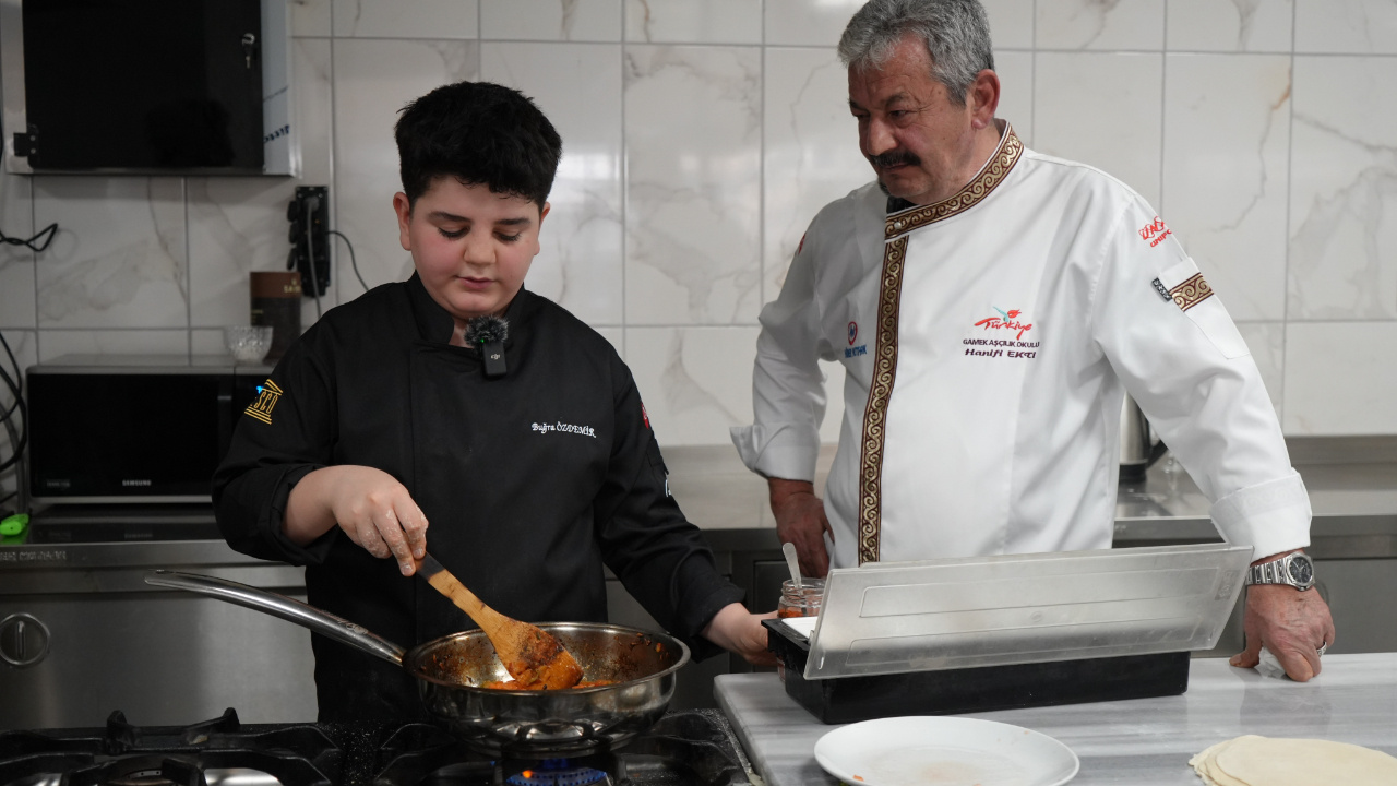 13 yaşındaki Buğra, depremzedelere yemek yaparken aşçılığa merak saldı