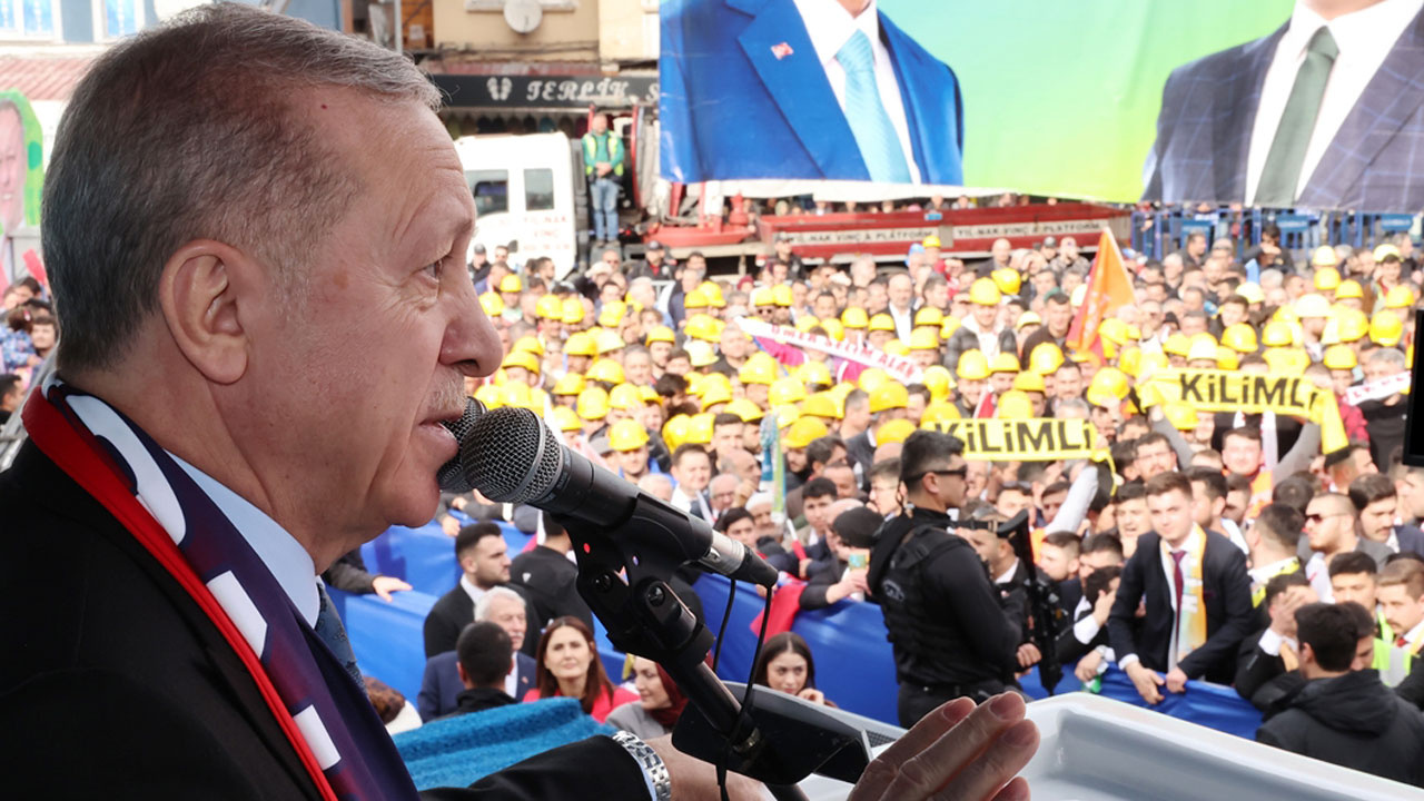 Erdoğan Mersin mitinginde o pankartların hepsini tek tek okudu