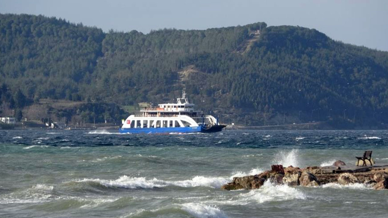 Bozcaada ve Gökçeada'ya bazı feribot seferlerine fırtına engeli