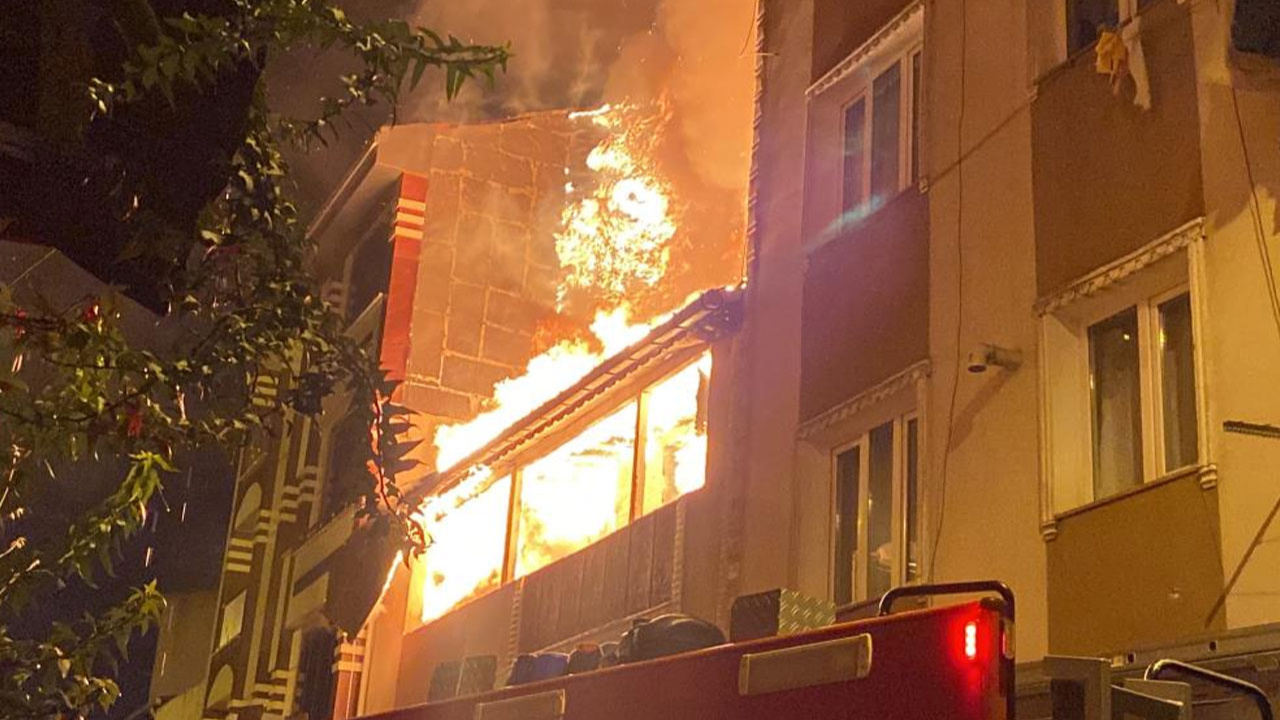 İstanbul'da 2 katlı binanın çatı katı alev alev yandı