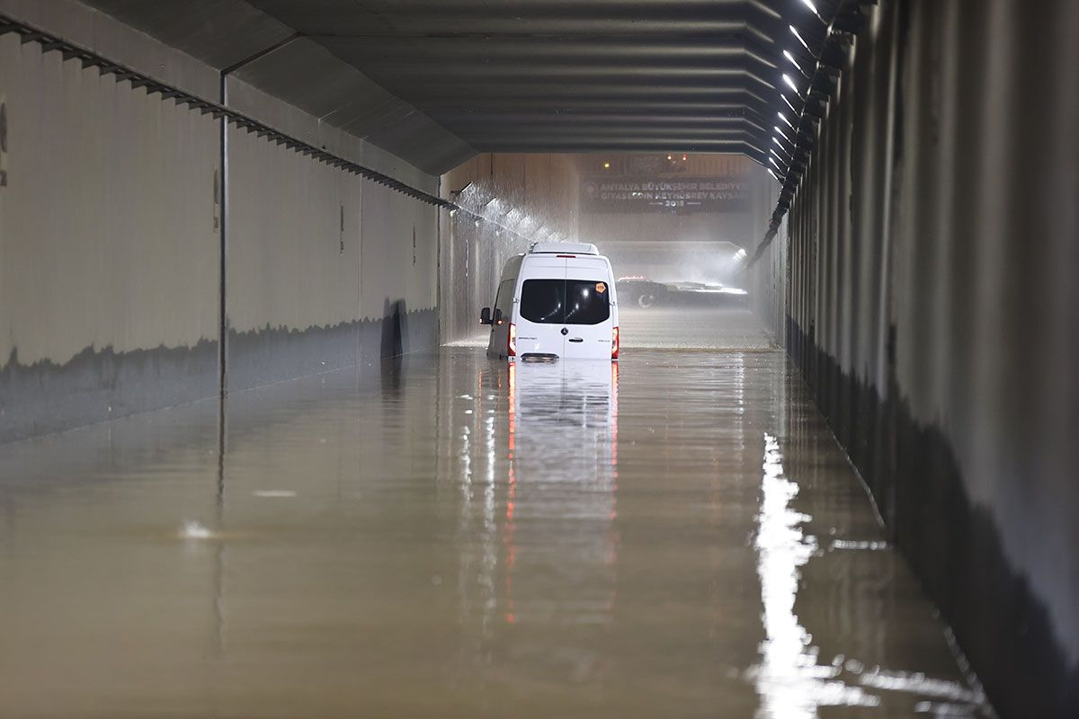 Antalya'da kuvvetli yağış ve sel! 5 ilçede okullar tatil edildi, meteorolojiden yeni uyarı