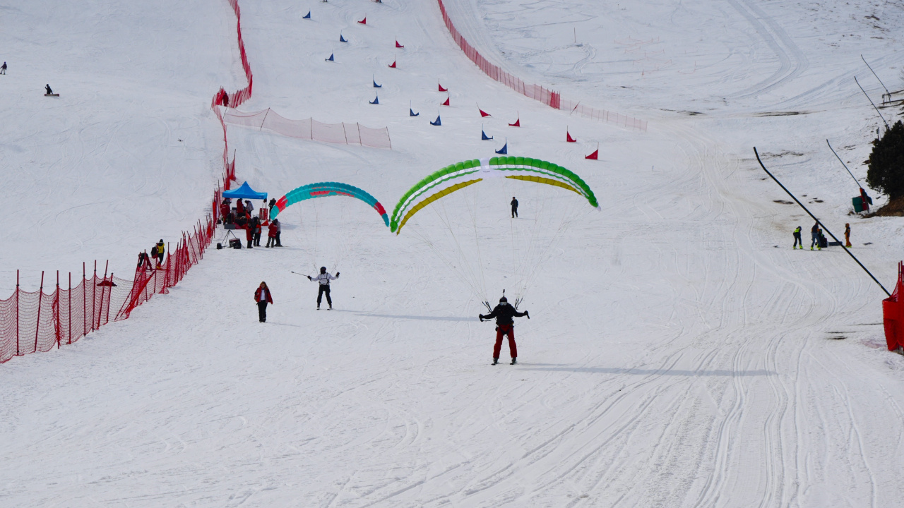 Ergan Dağı’nda yamaç paraşütlü kayak keyfi