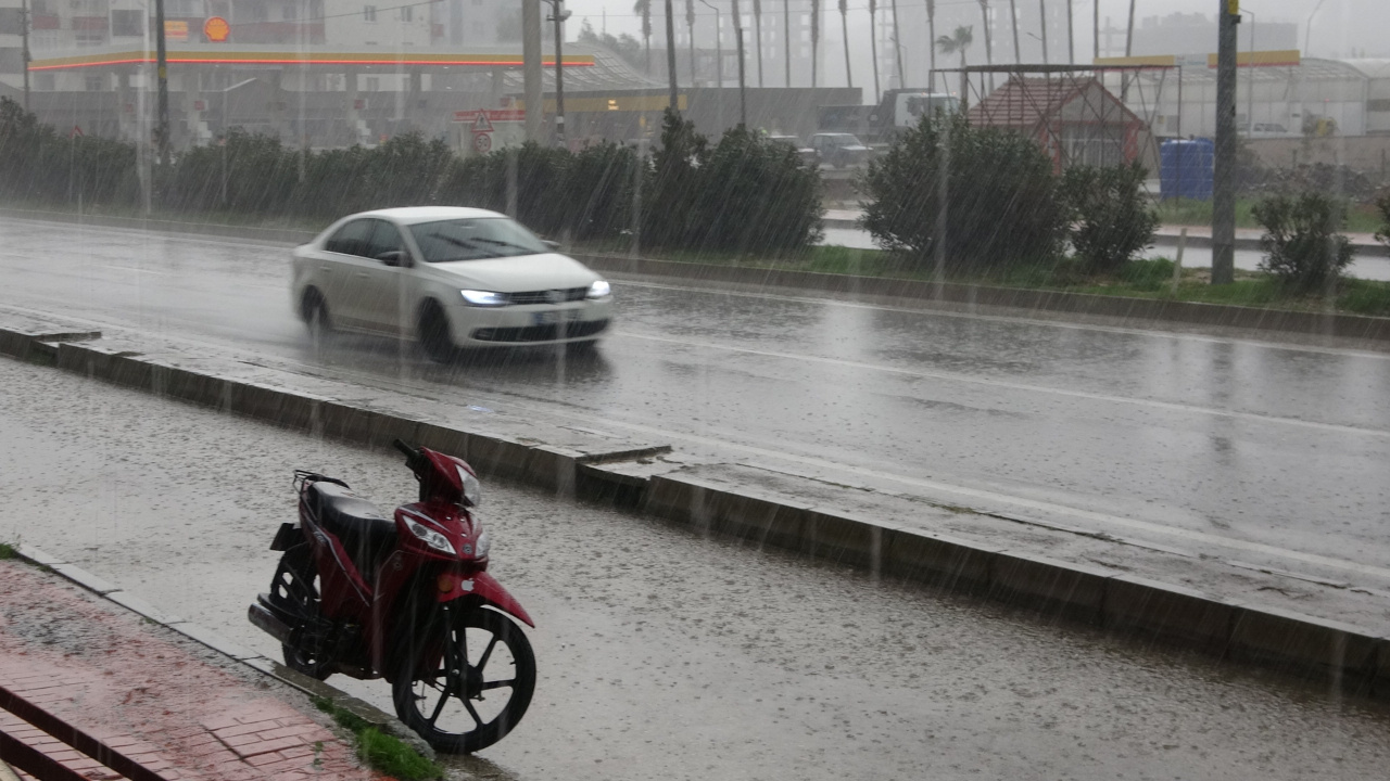 Mersin'de dolu, hortum ve sağanak yağış etkili oldu