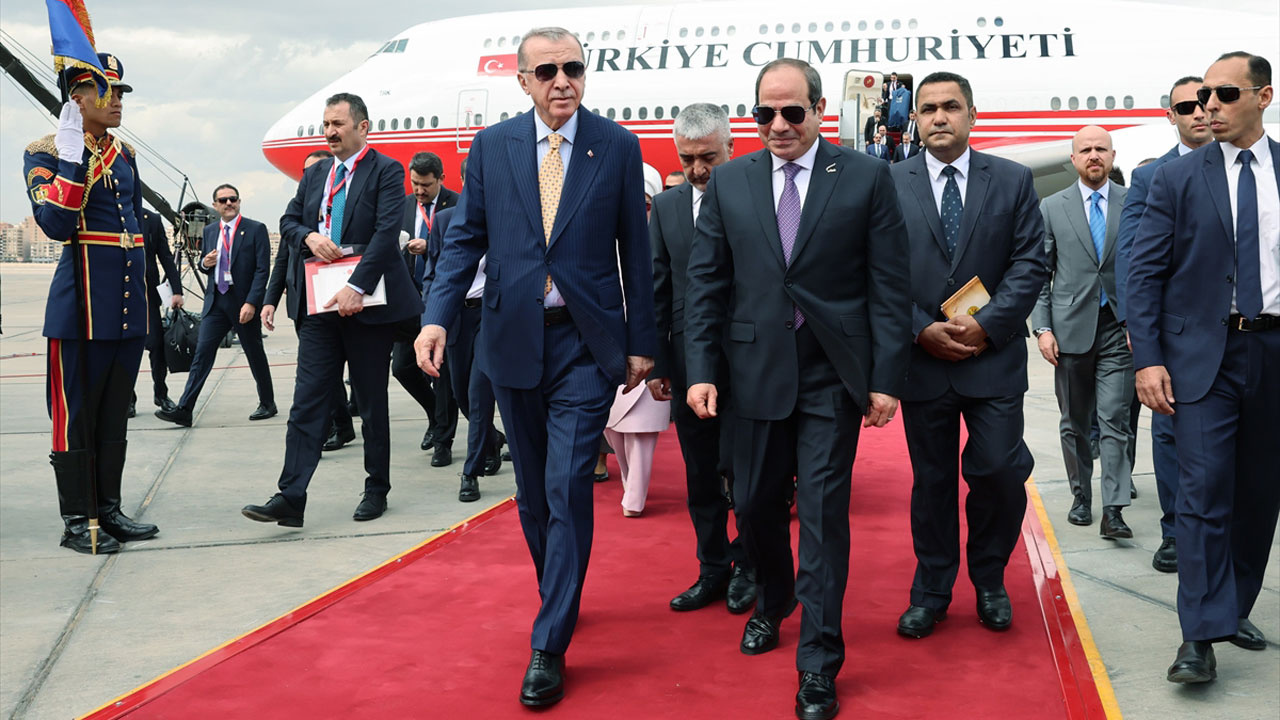 Cumhurbaşkanı Erdoğan 12 yıl sonra Mısır'da tarihi ziyarette dikkat çeken kareler