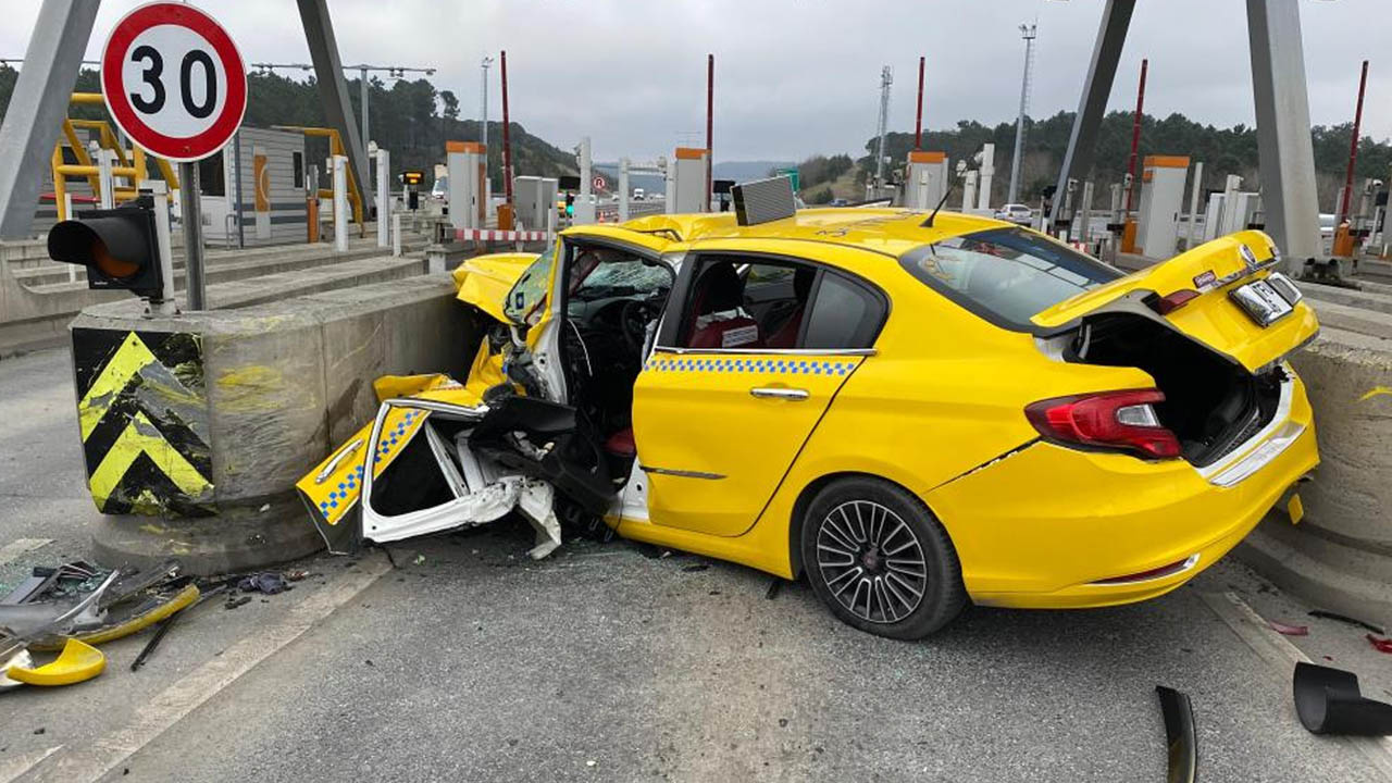 Kuzey Marmara Otoyolu'nda ticari taksi gişeye çarptı: 2 ağır yaralı