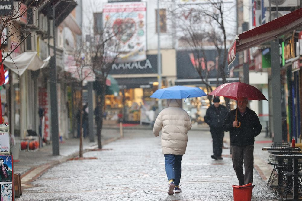 AKOM ve Meteoroloji'den peş peşe uyarılar! Hem sağanak hem de kar, saat verildi İstanbul da listede