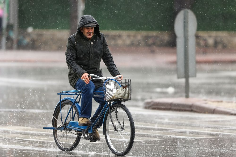 AKOM ve Meteoroloji'den peş peşe uyarılar! Hem sağanak hem de kar, saat verildi İstanbul da listede