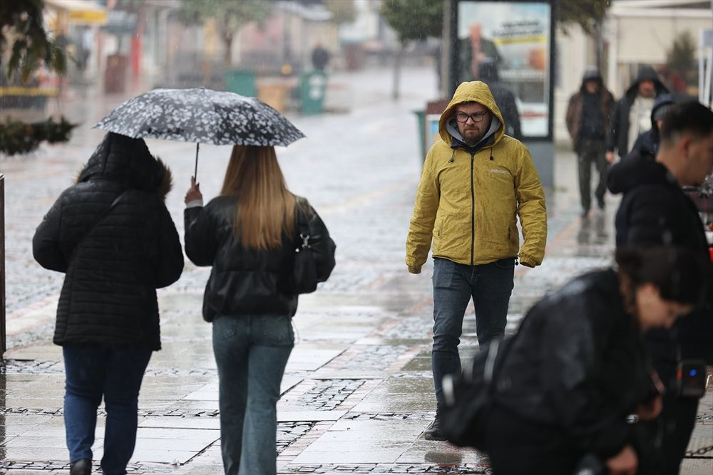 AKOM ve Meteoroloji'den peş peşe uyarılar! Hem sağanak hem de kar, saat verildi İstanbul da listede