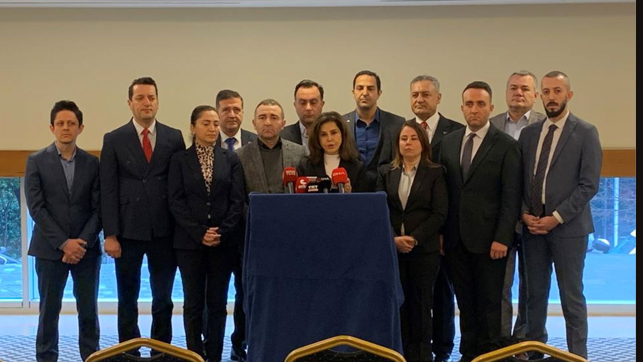 İYİ Parti yönetiminden 16 kişi 'Kral Çıplak, Akşener timsah gözyaşı döküyor' diyerek istifa etti