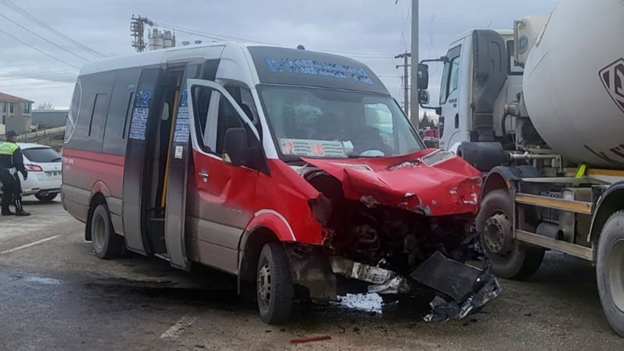 Yolcu minibüsü vidanjöre çarptı, minibüsteki 12 kişi yaralandı!
