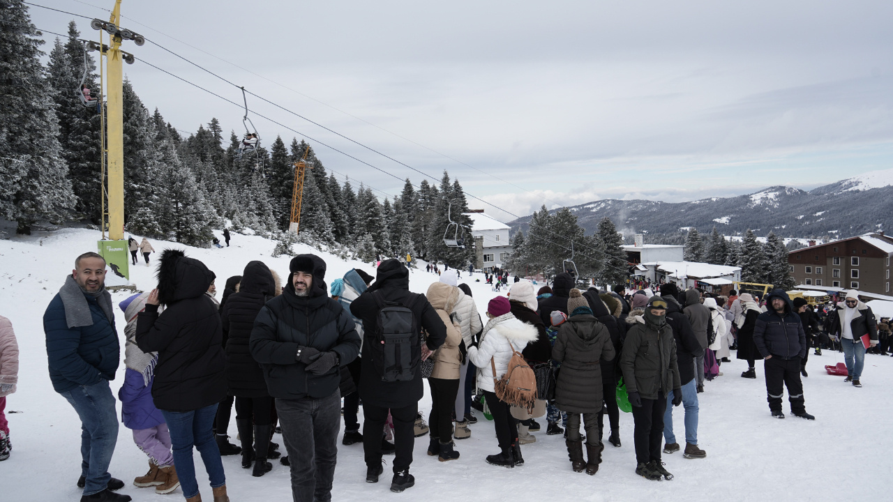 Uludağ'da geç gelen kar yüzleri güldürdü