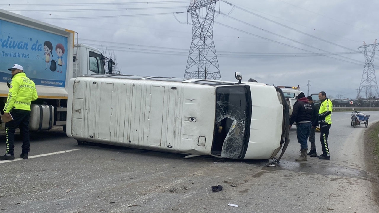 Sakarya'da minibüs devrildi: Aynı aileden 4 kişi yaralandı!