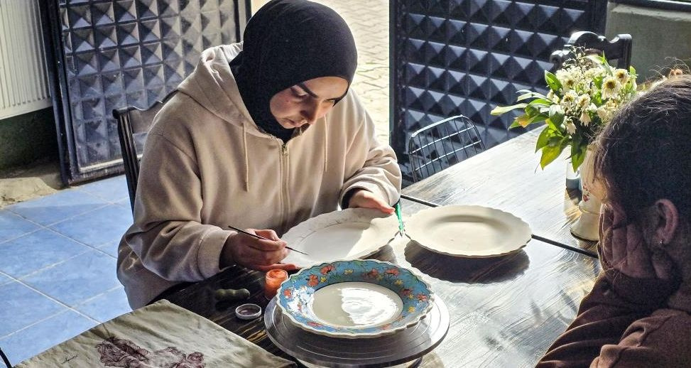 Tokat’ta ilçenin tek kadın esnafı, çini sanatının incisi oldu