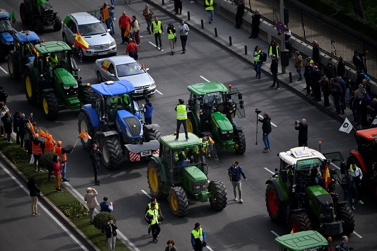 İspanyol çiftçiler, Madrid'de traktörleriyle yolları kapattı