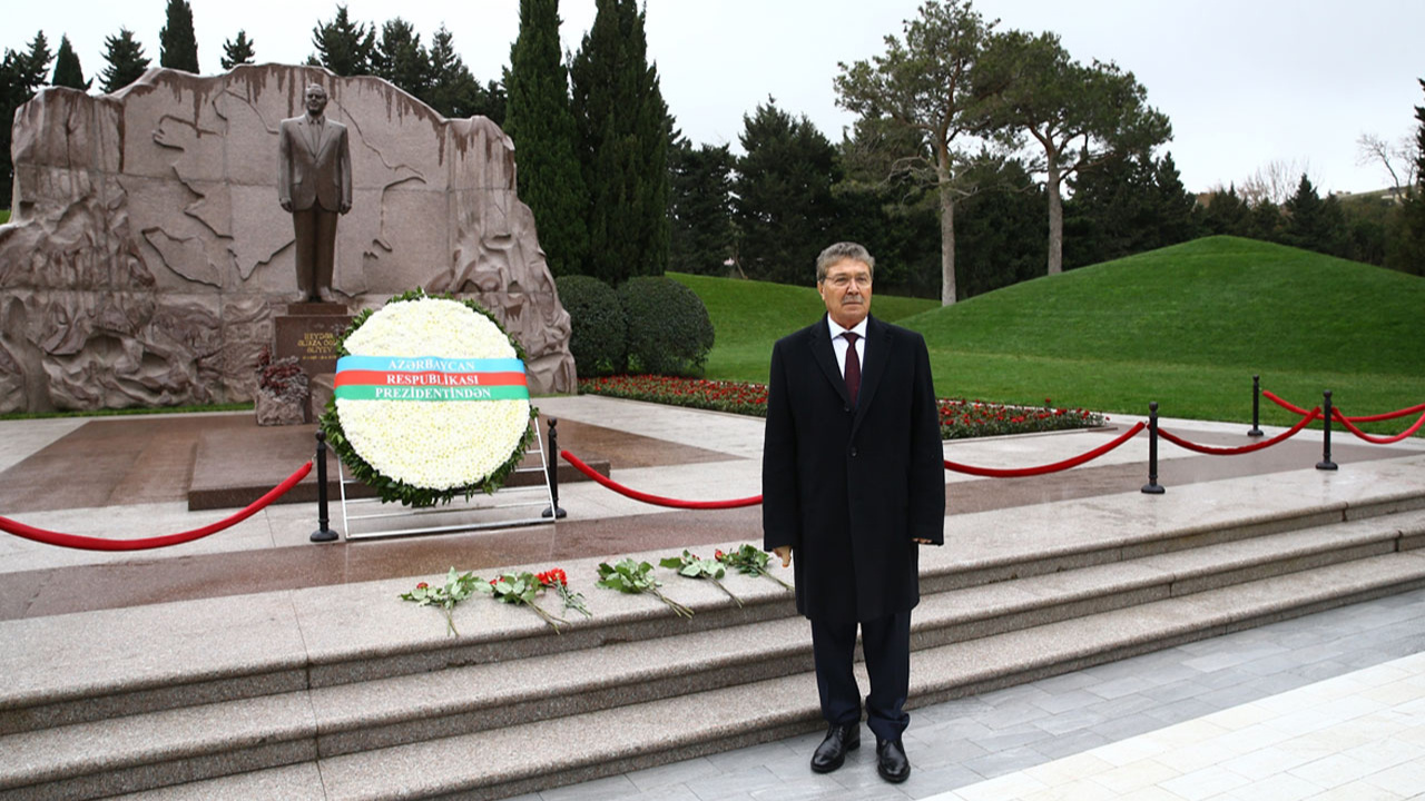 KKTC Başbakanı Ünal Üstel, Azerbaycan'da şehitlikleri ziyaret etti