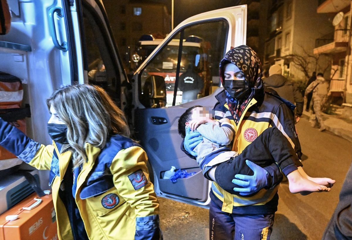 Ankara'da korku dolu 12 saat! 7 yaşındaki oğlunu rehin alana baba, vurularak çocuk kurtarıldı
