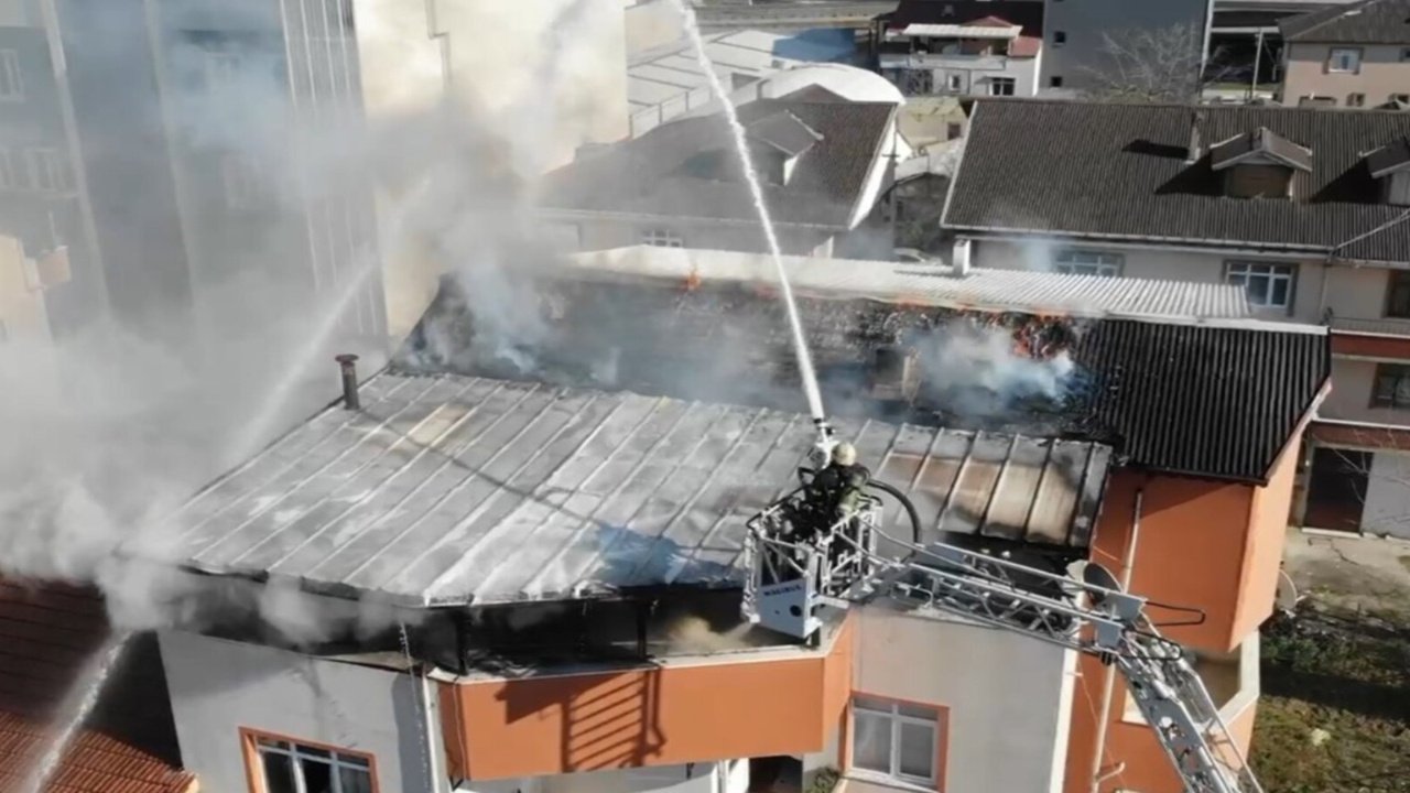 Binanın çatı katında çıkan yangın mahalleliyi sokağa döktü