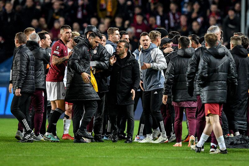 Sparta Prag Galatasaray maçının ardından saha karıştı