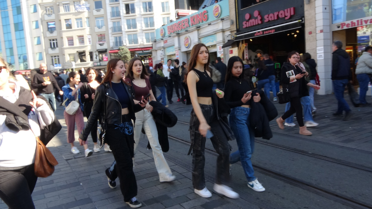 Şubat ayında güneşli ve sıcak havayı fırsat bilenler Taksim’e akın etti