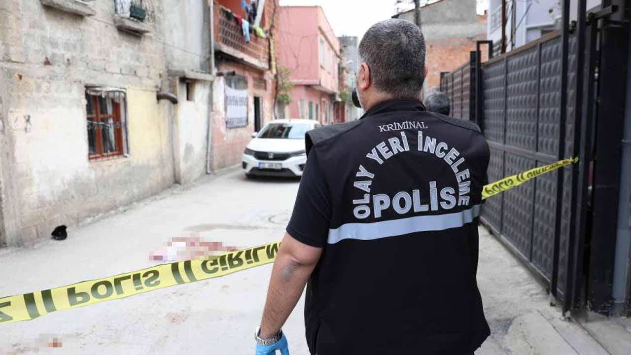 Adana'da bir baba 19 yaşındaki kızını defalarca bıçakladı