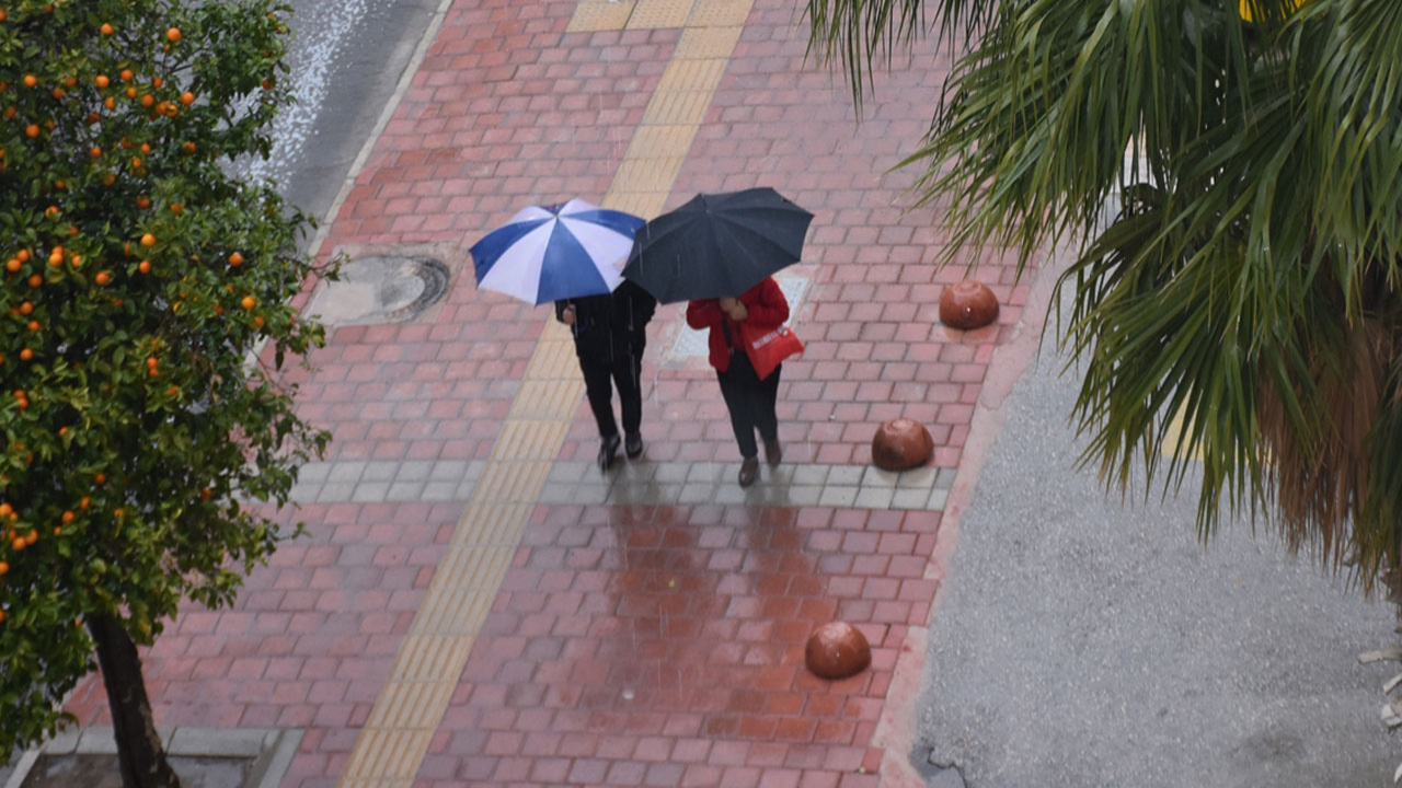 Antalya'da sağanak yağış etkili oluyor