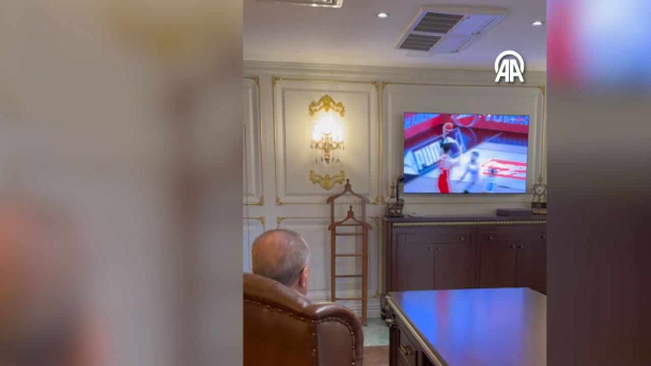 Fahrettin Altun, Cumhurbaşkanı Erdoğan'ın maç izlediği görüntüleri paylaştı