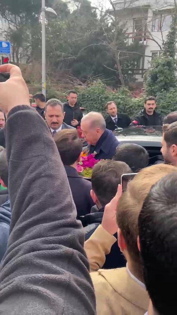 Cumhurbaşkanı Erdoğan'a evinin önünde doğum günü sürprizi