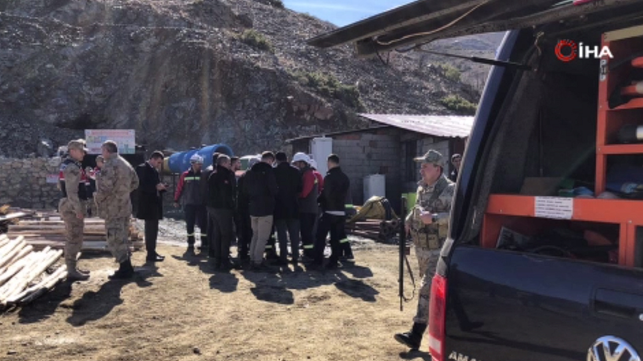 Elazığ'da maden ocağında göçük! 4 işçi toprak altında kaldı! Bakanlıktan açıklama geldi