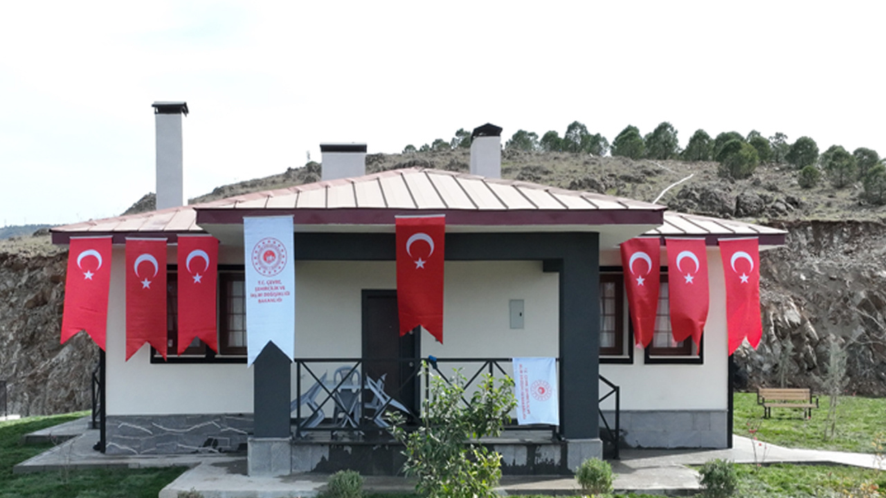 Bakan Mehmet Özhaseki'den Kahramanmaraş'taki depremzede şehit ailesine ziyaret