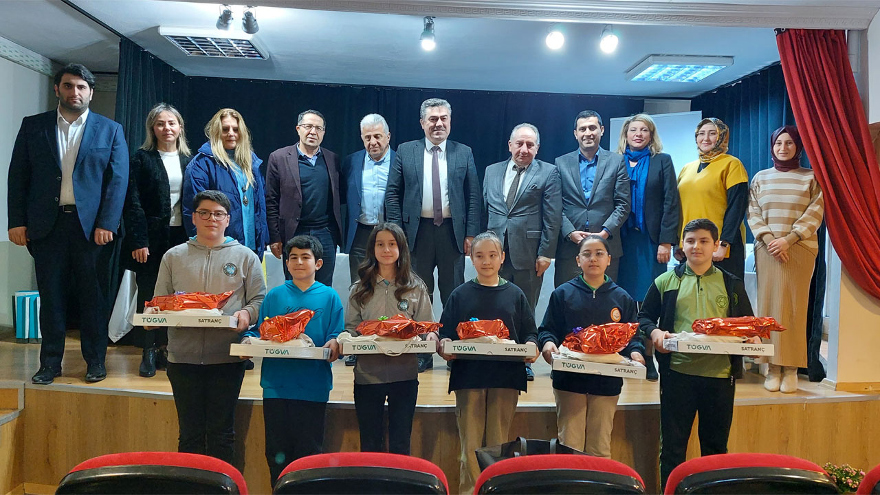Kadıköy'de okullar arası münazara yarışması finalini Hakkı Değer Ortaokulu kazandı