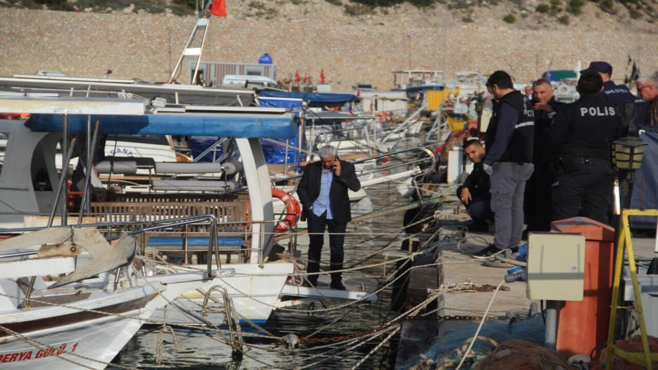 Emekli edebiyat öğretmeni teknesinin altında ölü bulundu