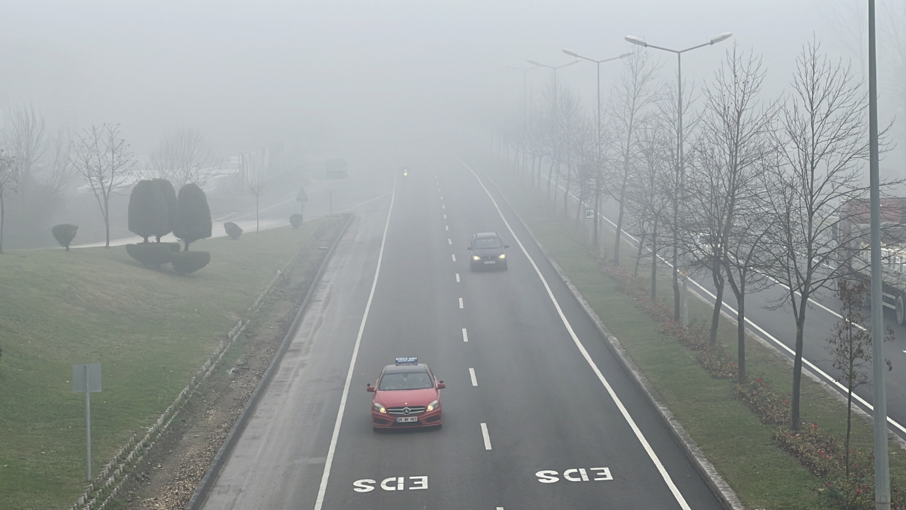 Düzce'de yoğun sis etkili oluyor, sürücüler zor anlar yaşadı