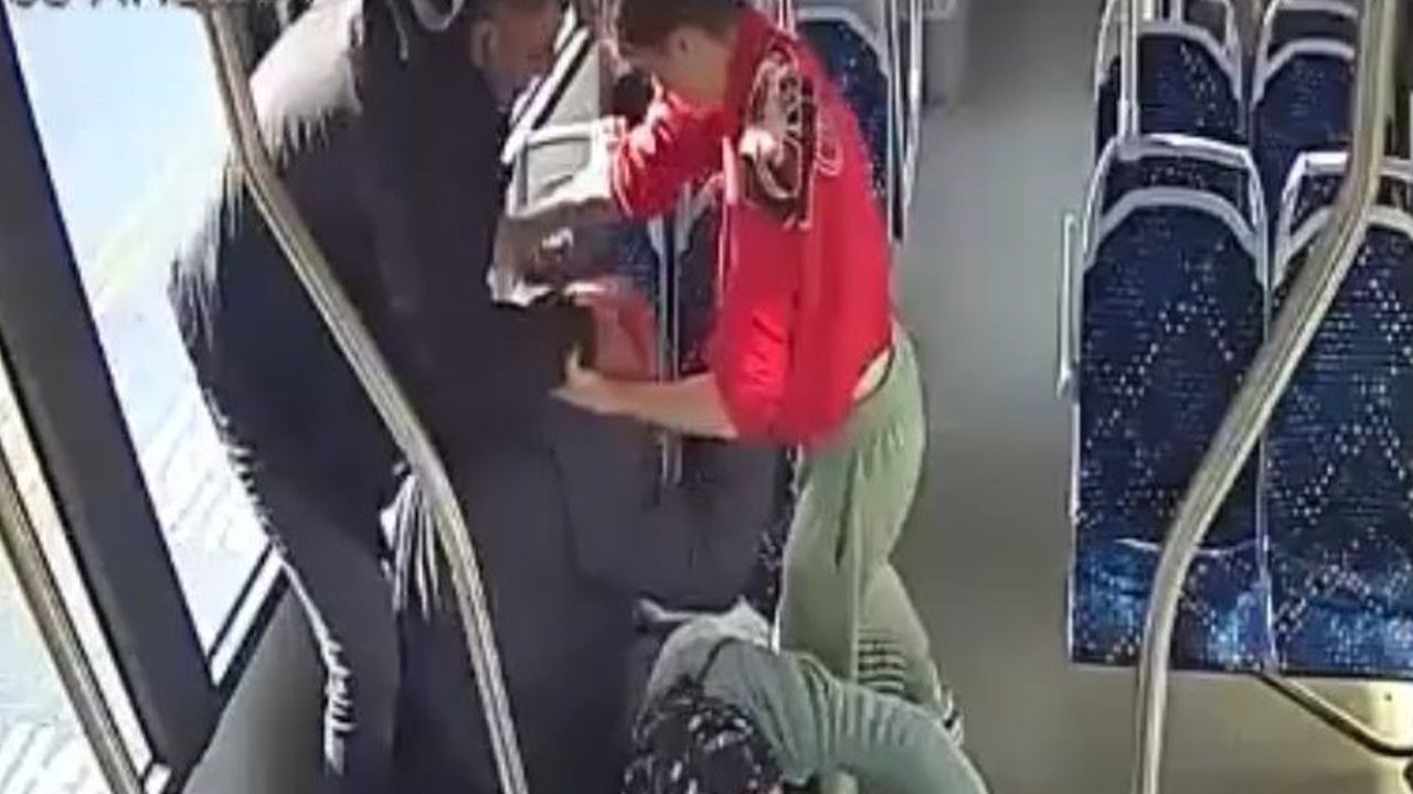 Okul müdürü ve oğlunun, otobüste yaşlı çifti darp etme görüntüleri ortaya çıktı
